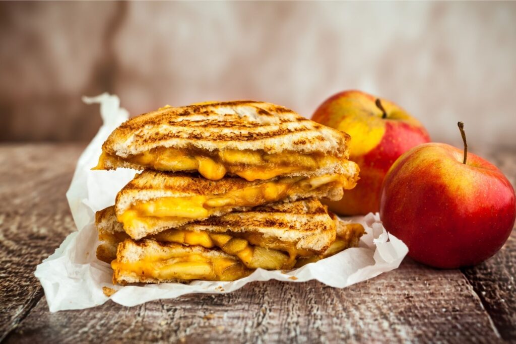 Grilled apple and cheddar cheese sandwich