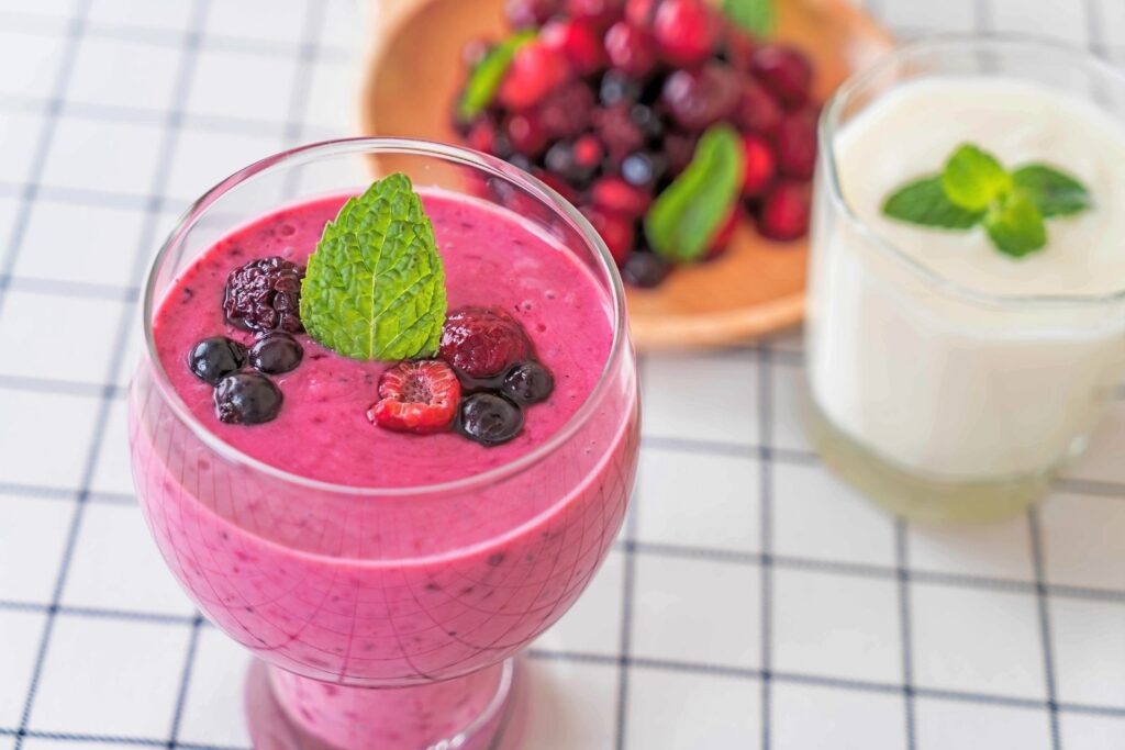 mixed berries yogurt smoothie quick healthy breakfast